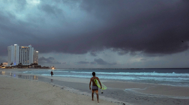Imagen de Playa Gaviota Azul (Cancún, México) poco antes de la llegada de la tormenta tropical Zeta. /Foto: Victor Ruiz García / AP