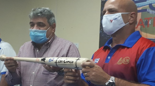 El Coordinador Nacional de los CDR, Gerardo Hernández Nordelo, hizo simbólica entrega de bates enviados por Bill Ryan y la Red Canadiense de Solidaridad con Cuba.