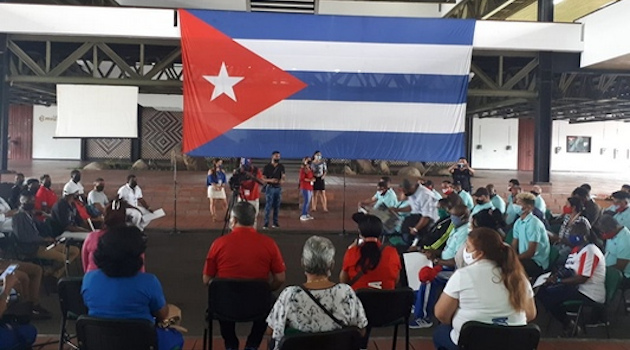 Intercambio de los peloteros con jóvenes santiagueros destacados en el enfrentamiento a la COVID-19. /Foto: Jit