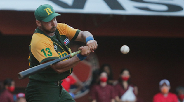 El pinareño Yaser Julio González ganó el derby de jonrones. /Foto: Roberto Morejón (jit)