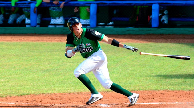 César Prieto extendió a 43 la marca de juegos bateando de hit en la pelota cubana. /Foto: Carlos Rafael.