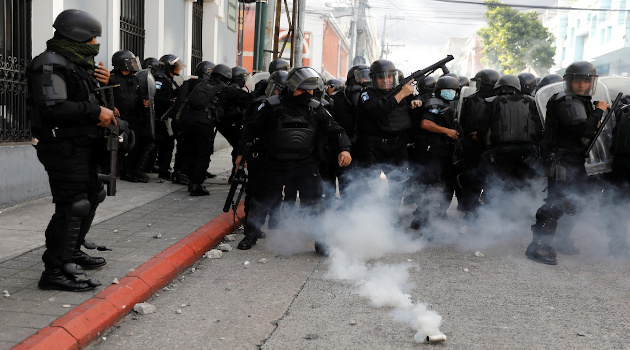 Fuerzas antimotines patrullas zonas del centro histórico de Ciudad Guatemala. /Foto: Luis Echeverria / Reuters