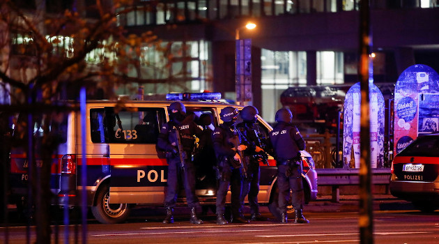 Agentes de Policía montan guardia tras el ataque en Viena (Austria), 3 de noviembre de 2020. /Foto: Leonhard Foeger / Reuters
