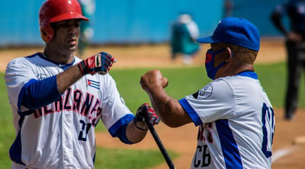 Con dos a bordo, Avilés disparó hoy en la misma primera entrada su décimo cuadrangular de la temporada. /Foto: Radio Bayamo