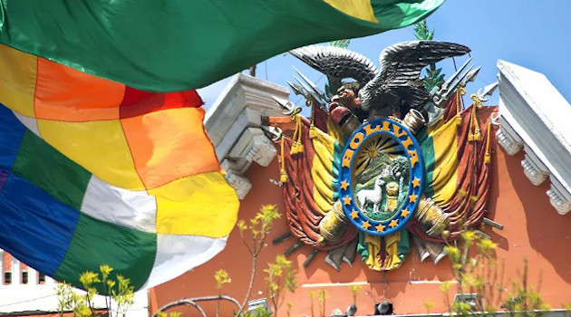 Bandera y Escudo de Bolivia. /Foto: Juan_Alvaro (Sputnik)