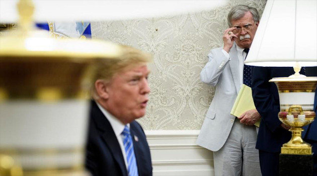 John Bolton, el entonces el asesor de Seguridad Nacional, mira de reojo al presidente de EE.UU., Donald Trump, en el Despacho Oval, el 2 de julio de 2018. /Foto: HispanTV