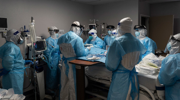 Personal médico trata a un paciente que padece COVID-19 en Houston, Texas, el 31 de octubre de 2020. /Foto: Go Nakamura / AFP