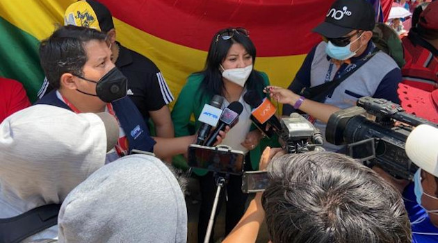 En conferencia de prensa Nadia Cruz expresó que algunos jefes militares ocultan información o la declaran como reservada para no aportar a la justicia y entorpecer el proceso. /Foto: oxigeno.bo