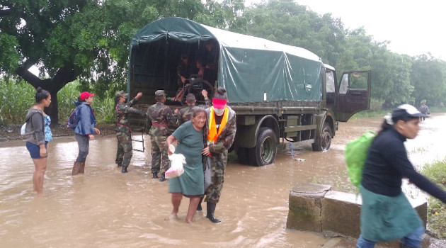 Efectivos del Ejército y de la policía nicaragüense laboran en tareas de evacuación de pobladores en zonas de riesgo. /Foto: Twitter @mar_cp81