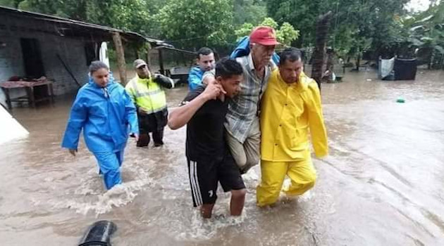 Brigadas de emergencia apoyan labores de evacuación. /Foto: Twitter @MaryuriRG