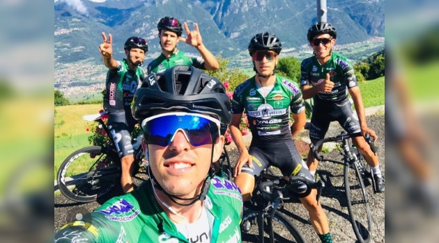 Frank Sosa (en primer plano) junto a otros miembros del Club. /Foto: Cortesía del atleta