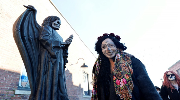 Personas disfrazadas por Halloween caminan por las calles de Salem, en Massachusetts, Estados Unidos. /Foto: Joseph Prezioso (AFP)
