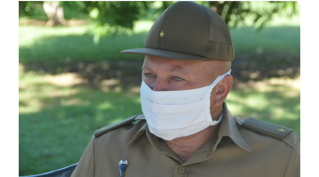 Para el hoy Mayor José William Estrada haber cumplido misión militar internacionalista en Angola fue un alto honor/ Foto: Juan Carlos Dorado