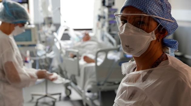 Unidad de cuidados intensivos de un hospital de Roubaix, Francia, el 6 de noviembre de 2020. /Foto: Pascal Rossignol / Reuters