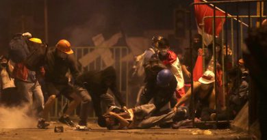 Enfrentamiento de manifestantes con la Policía en Lima, Perú. 14 de noviembre de 2020. /Foto: Sebastián Castañeda / Reuters