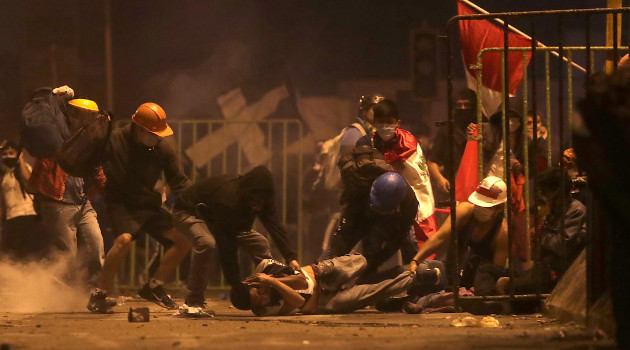 Enfrentamiento de manifestantes con la Policía en Lima, Perú. 14 de noviembre de 2020. /Foto: Sebastián Castañeda / Reuters