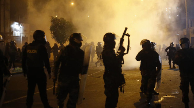 La Policía de Perú reprimió a las personas que se movilizaron en las plazas públicas del país en rechazo a la inestabilidad política que vive la nación. | Foto: Marco Cotrina (larepublica.pe)