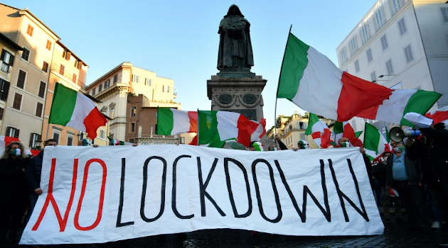 Protesta en Roma contra las medidas de confinamiento por la pandemia de Covid-19. /Foto: Alberto Pizzoli (AFP)