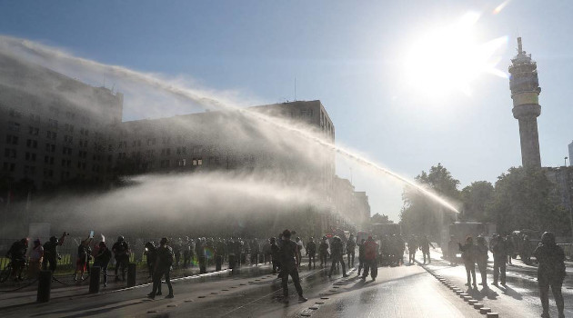 La policía antidisturbios reprime una protesta en Santiago de Chile. /Foto: Iván Alvarado / Reuters