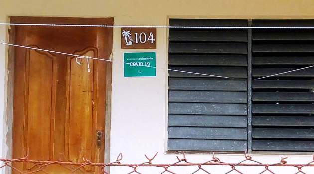 La foto muestra la placa que se coloca en las viviendas con personas en aislamiento./Foto: Magalys Chaviano