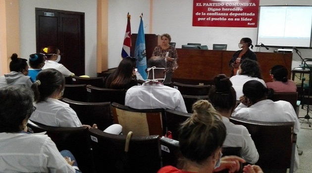 Psicólogos, juristas, funcionarias de la esfera ideológica de la FMC y colaboradoras de casas de orientación a la familia participaron el curso de capacitación. /Foto: Armando Sáez