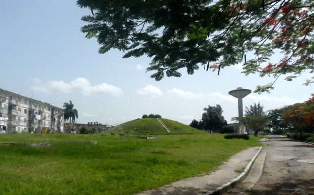 Al centro de la imagen, el montículo que exhibe una tarja en recordación del paso de Fidel Castro por el poblado./Foto: Delvis