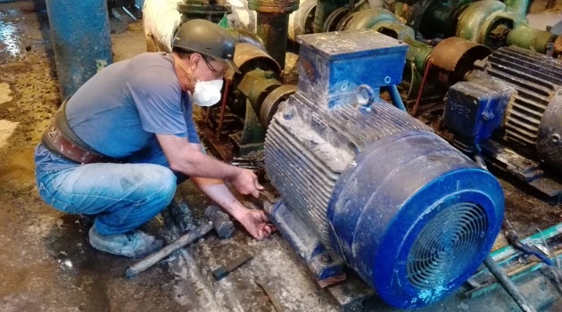 Desde su puesto, el mecánico de bombas, Alexis Díaz, manifiesta la disposición en aportar al cumplimiento del “Ciudad Caracas”/ Foto: Armando Sáez