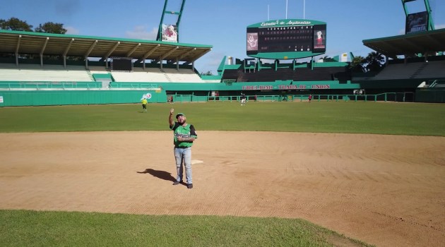 El trovador Nelson Valdés -quien compuso el tema y además es uno de sus intérpretes junto a Alexander Abreu, Aragón y el Kíkiri de Cisneros-, en un fotograma del video clip./Foto: Captura de pantalla del video clip Somos elefantes