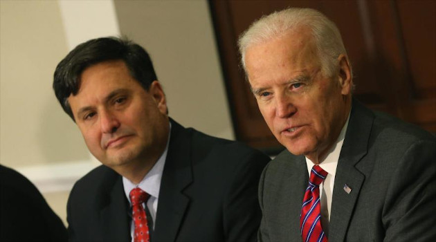 Jefe de gabinete entrante de EEUU Ron Klain (izq.) y el presidente electo Joe Biden en una reunión en Washington D.C., 13 de noviembre de 2014. (Foto: AFP)