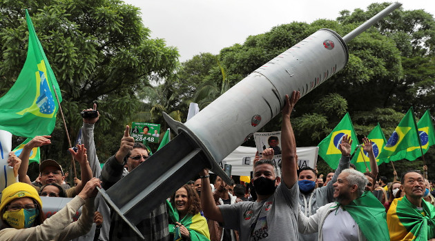 Manifestantes protestan contra el gobernador del estado de Sao Paulo, Joao Doria, y la vacuna china contra la Covid-19 en Brasil, el 1 de noviembre de 2020. /Foto: Amanda Perobelli / Reuters