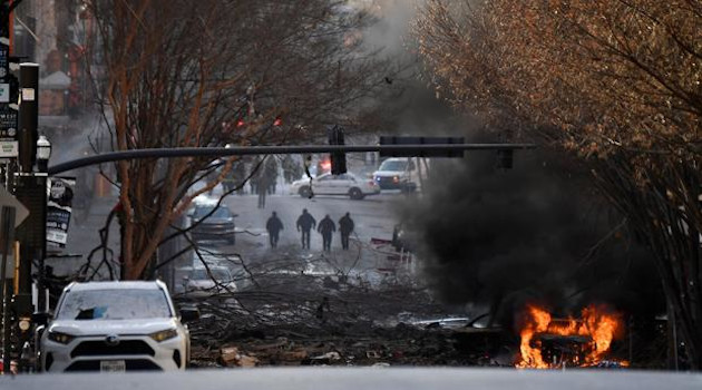 Un vehículo arde cerca del lugar de la explosión en Nashville, Tennessee, EE.UU., el 25 de diciembre de 2020. /Foto: Andrew Nelles/Tennessean.com/USA TODAY NETWORK / Reuters