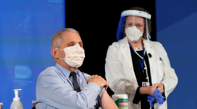 El director del Instituto Nacional de Alergias y Enfermedades Infecciosas de EE.UU., Anthony Fauci, recibe la vacuna anticovid de Moderna. /Foto: Patrick Semansky