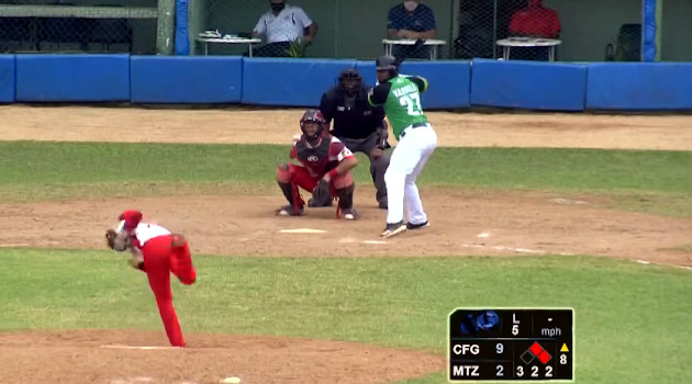 Jonrón de Edwin Vassell con dos a bordo puso el marcador de nocao en el principio de la octava. /Foto: Captura de la TV