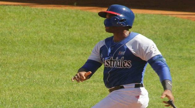 Lisbán Correa disparó su jonrón número 20 de la campaña y se afincó como máximo artillero de la 60 Serie Nacional de Béisbol. /Foto: Boris Cabrera Acosta