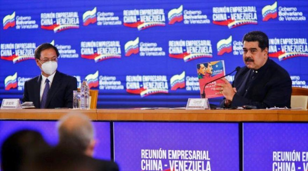 El embajador chino en Venezuela, Li Baorong y el presidente venezolano, Nicolás Maduro, Caracas, 6 de noviembre de 2020 durante la reunión empresarial China-Venezuela. /Foto: AFP