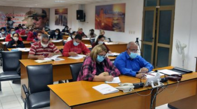 Encabezados por el Gobernador y Vicegobernadora, integrantes del Consejo de Gobierno Provincial de Cienfuegos participaron en análisis virtual de los dos nuevos Proyectos de Leyes. /Foto: Juan Carlos Dorado