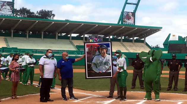 Autoridades del Partido, el Gobierno y la Comisión Nacional de Béisbol realizaron antes del encuentro una ceremonia de reconocimiento a César Prieto por su reciente récord de 45 juegos bateando de hit. /Foto: Emilio Cachán