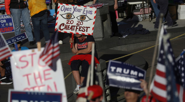 Partidarios del presidente de EE.UU., Donald Trump, protestan contra los resultados electorales en Harrisburg, capital de Pensilvania, el 7 de noviembre de 2020. /Foto: Leah Millis / Reuters