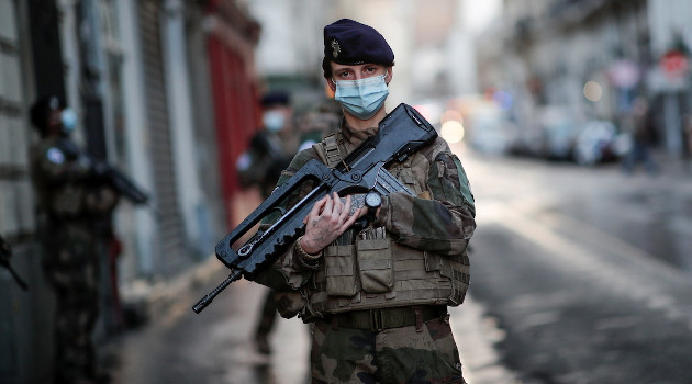 Soldado francés de la operación de seguridad 'Sentinelle' patrulla las calles después de los ataques, París, 19 de noviembre de 2020. /Foto: Benoit Tessier / Reuters