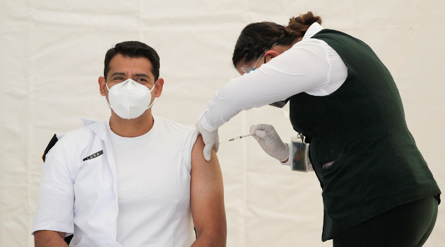 Miembro del personal médico recibe la vacuna Pfizer-BioNTech contra la Covid-19 en Saltillo, México, 28 de diciembre de 2020. /Foto: Daniel Becerril / Reuters