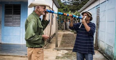 “Susurrando versos” es una de las iniciativas de promoción literaria que lleva a cabo el escritor y actor Miguel Pérez Valdés. / Foto: Alcides Portal Alfonso