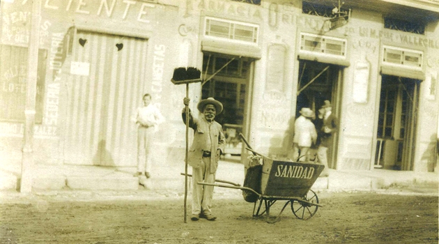 Esta foto fue tomada aproximadamente en 1899 en la calle de De Clouet entre San Carlos y Santa Cruz; la original se encuentra en el Museo Provincial de Cienfuegos.