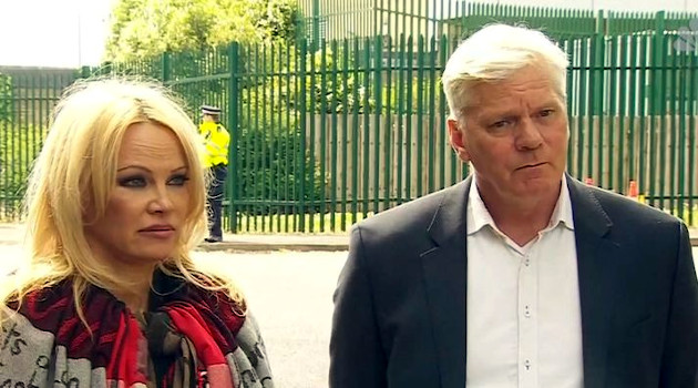 La actriz Pamela Anderson y el editor jefe de WikiLeaks, Kristinn Hrafnsson. /Foto: AP