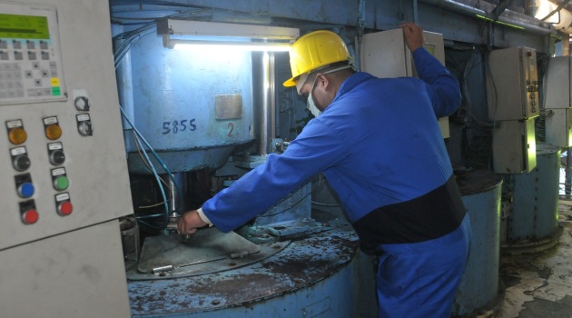 El puesto del operador de centrífugas es esencial para lograr los parámetros de calidad del azúcar. / Foto: Juan Carlos Dorado