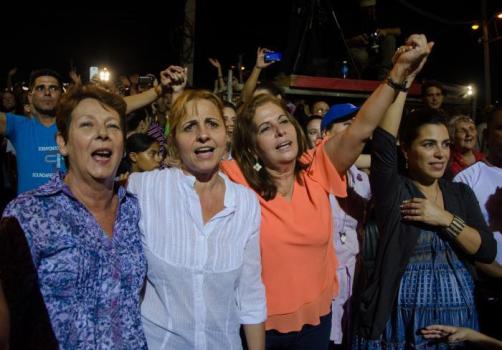 Rosa Aurora Freijanes, a la izquierda, junto a sus hermanas de lucha en la liberación de Los Cinco./Foto: Yander Zamora