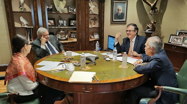 El presidente de México, Andrés Manuel López Obrador y el canciller Marcelo Ebrard, junto a otros dos cercanos, el 22 de enero de 2021. /Foto: Twitter Andrés Manuel López Obrador @Lopezobrador