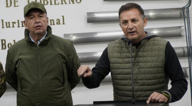 Arturo Murillo (izq) acompañado por Luis Fernando López durante una conferencia de prensa en La Paz. /Foto: diario Los Tiempos