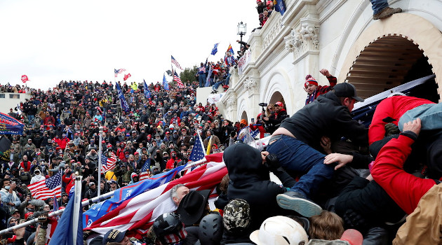 Partidarios de Donald Trump irrumpen en el Capitolio de EE.UU. en Washington, el 6 de enero de 2021. /Foto: Shannon Stapleton / Reuters