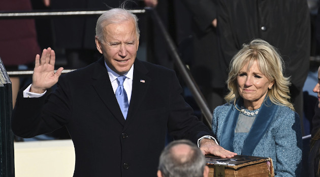 Joe Biden jura como el 46º presidente de EE.UU. en el Capitolio, en Washington D.C., el 20 de enero de 2021. /Foto: AP