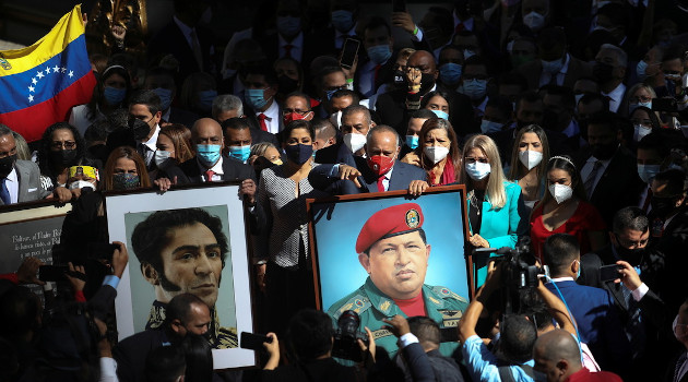 Vuelven los retratos de Bolívar y Chávez al entorno de la Asamblea Nacional de Venezuela, 5 de enero de 2020. /Foto: Fausto Torrealba / Reuters